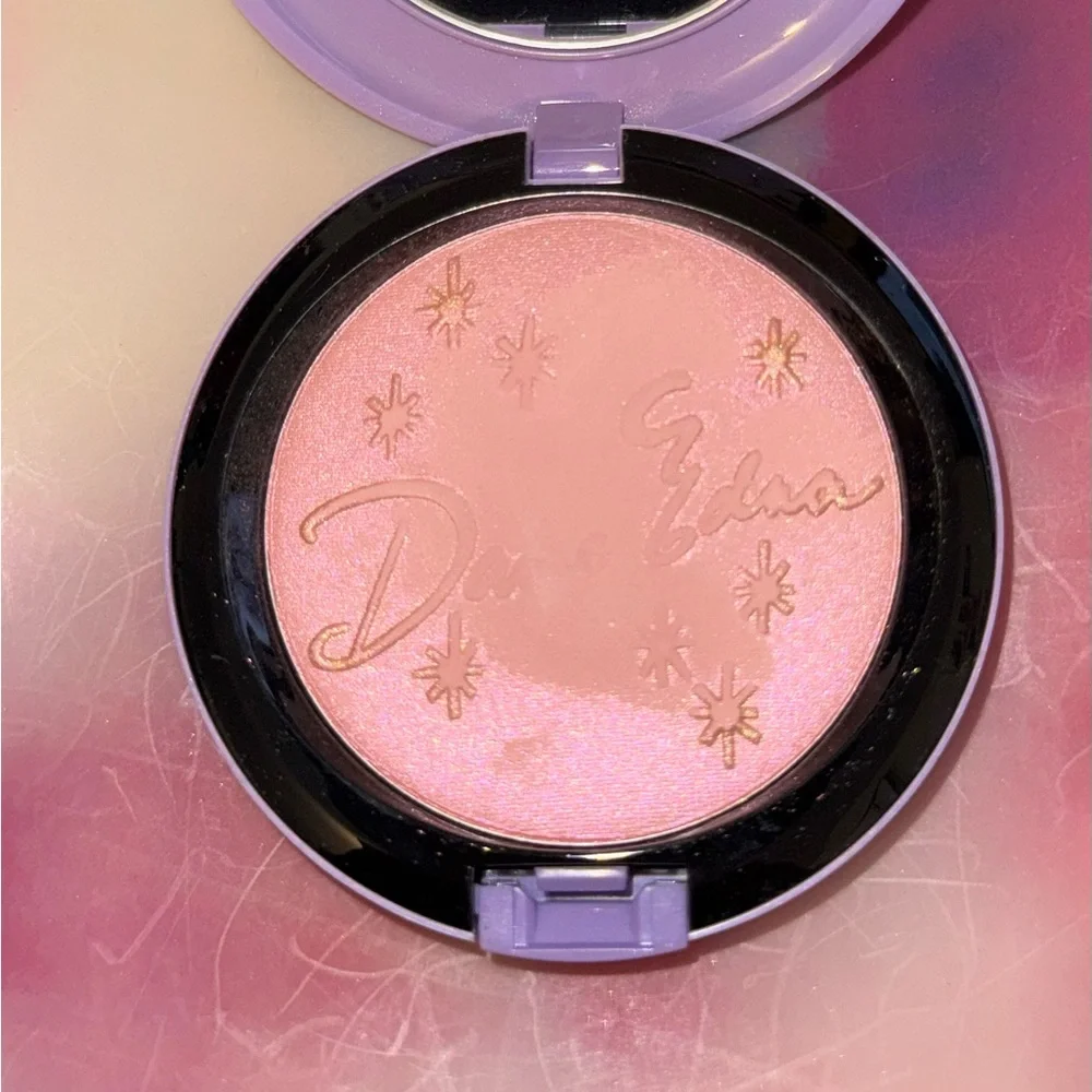 MAC spectacle beauty powder Dame edna